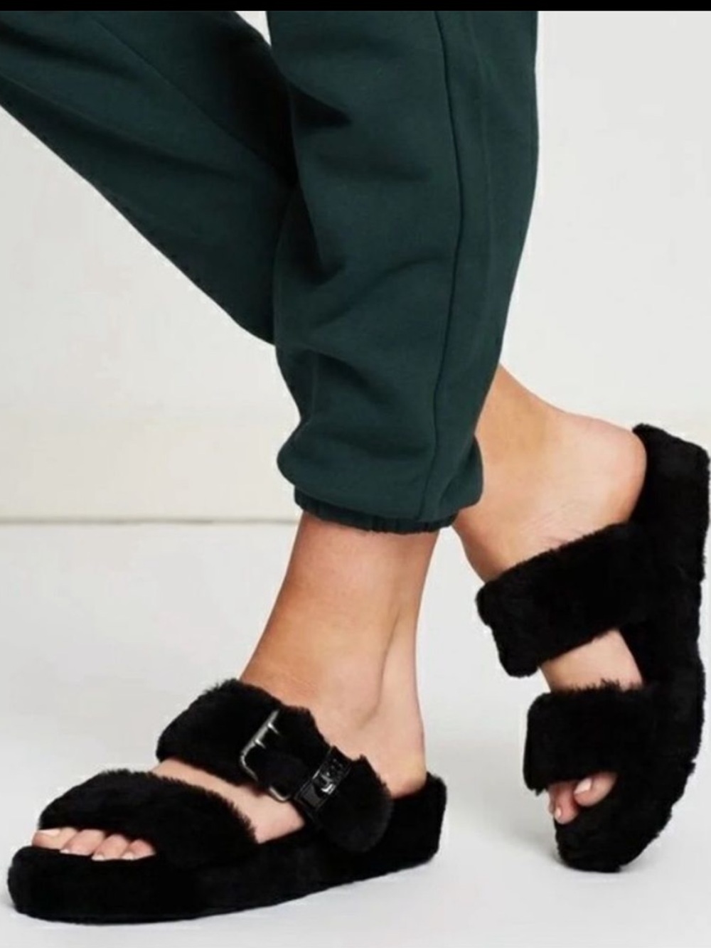 UGG Fuzz Yeah Shearling Sandal Slipper Slip On Black Size 6 Sheepskin Fur Fuzzy